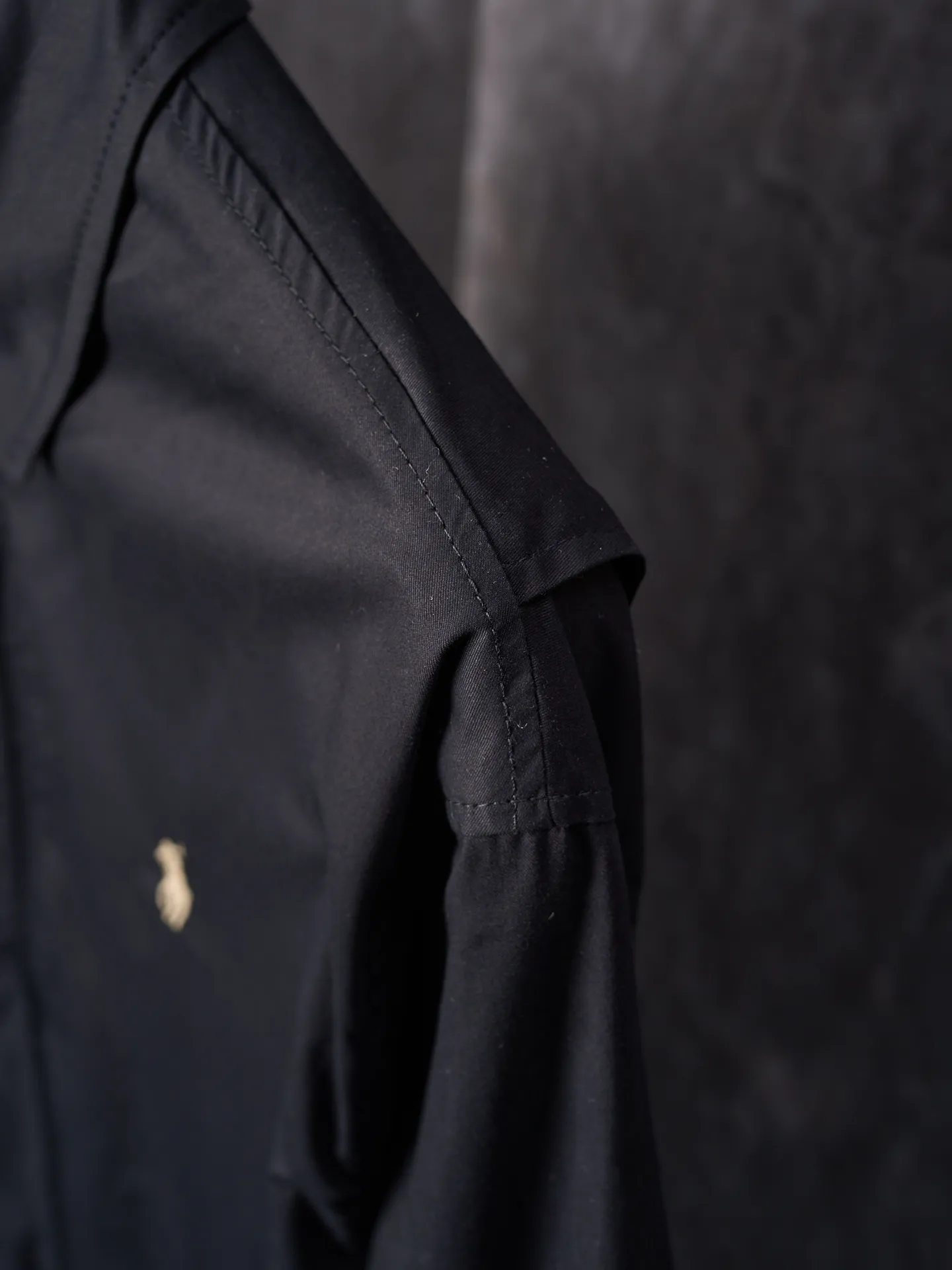 P490 Actual auction】Ralph Lauren/Ralph Lauren gold pony embroidered zipper lapel jacket [Ready stock] S M L XL custom-made cotton double-ply small diagonal elegant fabric, soft and silky, comfortable and close to the skin, with a pure black tone as the background. A touch of light gold pony logo embroidery is embellished on the chest, which is more dazzling because of the black background. Low-key and powerful. Subtle gloss changes inject breathing and vitality into the black jacket. Outline high-end silhouettes with extreme simplicity, show taste in silent places, universal adaptability to styles, use imported machine embroidery technology, use advanced computer control systems and precision mechanical components to achieve iconic pony embroidery operations, high precision, smooth and delicate lines, template machine bag opening, preset templates to guide the position, shape and size of the bag opening, accuracy ensures the quality of the bag opening effect, infrared positioning cutting machine to achieve precise positioning of materials through infrared transmitters and infrared receivers The precision can reach the micron level, thereby meeting the effect of high-precision cutting of plaid alignment. The fabrics have been carefully washed and have a better hand feel. They are not easy to deform, shrink or fade. They maintain long-term beauty and loose fit.